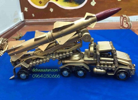 Mô hình xe tên lửa SAM - 2 làm từ vỏ đạn (3,3kg)