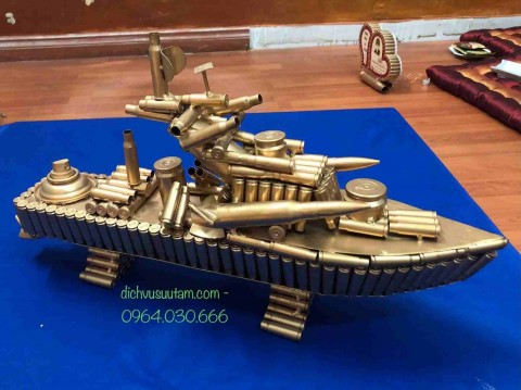 Mô hình tàu chiến có chân vịt làm từ vỏ đạn (2,5kg)